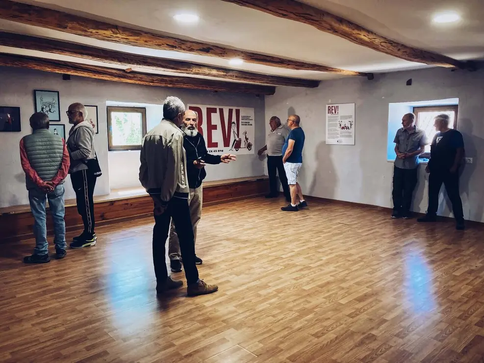 La reconvertida Casa del Pueblo de Rabanal del Camino acoge la muestra 'REV! Revoluci&oacute;n en 45rpm' de J Torcida tras un acuerdo con la Fundaci&oacute;n Club 45 de Alex Cooper. Foto: Fundaci&oacute;n&nbsp;Club 45.