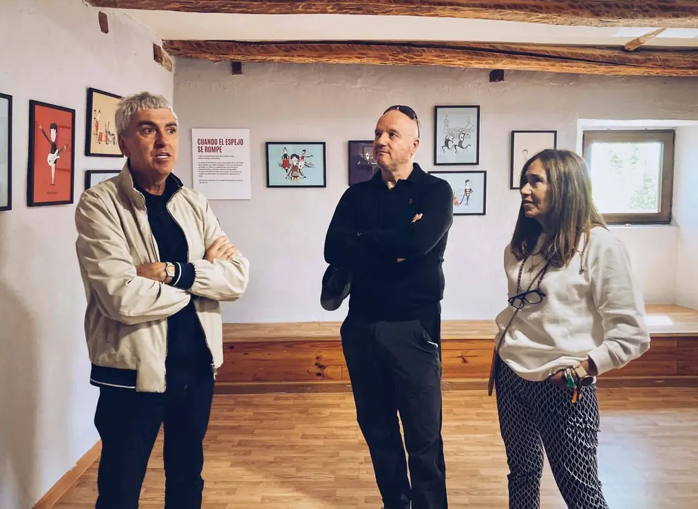 La reconvertida Casa del Pueblo de Rabanal del Camino acoge la muestra 'REV! Revoluci&oacute;n en 45rpm' de J Torcida tras un acuerdo con la Fundaci&oacute;n Club 45 de Alex Cooper. Foto: Fundaci&oacute;n&nbsp;Club 45.