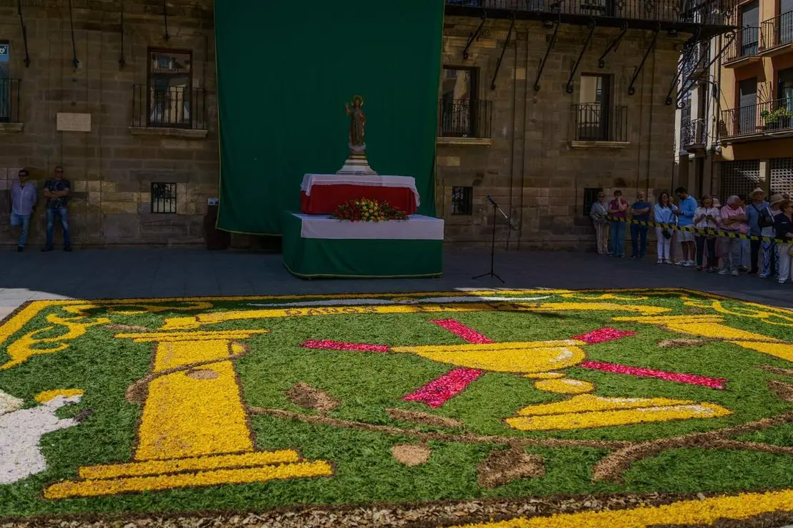 Una gran alfombra de flores decor&oacute; la plaza frente a la casa consistorial este domingo para la popular celebraci&oacute;n.
