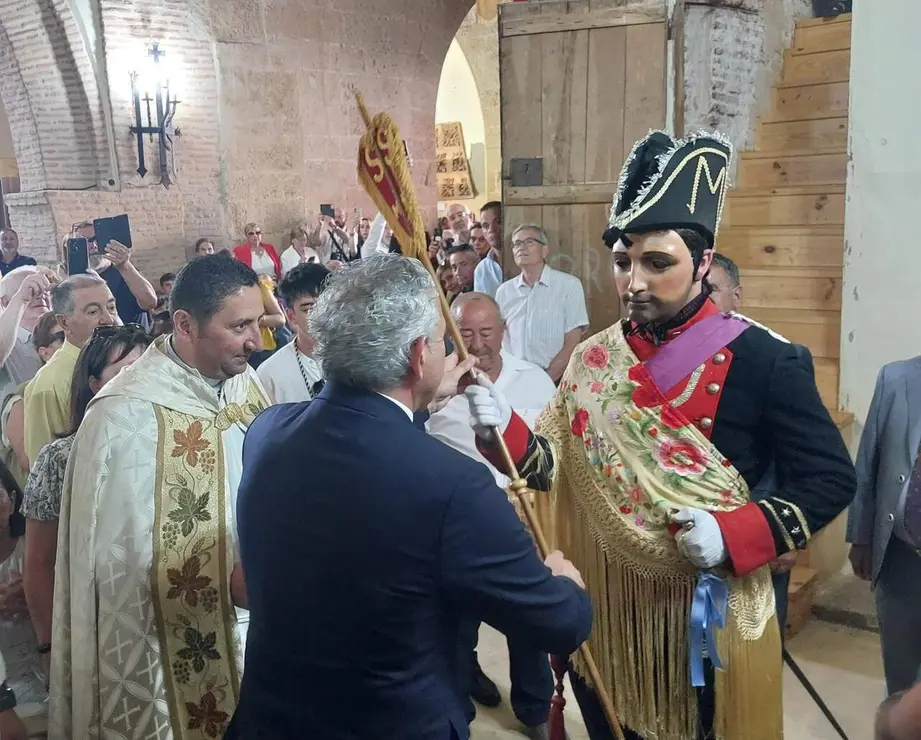 El delegado del Gobierno, Nicanor Sen, particip&oacute; en la popular procesi&oacute;n del Corpus de Laguna de Negrillos.