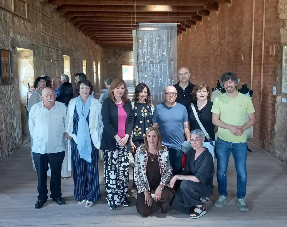 La muestra del colectivo LaborArte homenajea a las mujeres del Esla y&nbsp;se podr&aacute; ver en el claustro del monasterio hasta el 30 de junio.