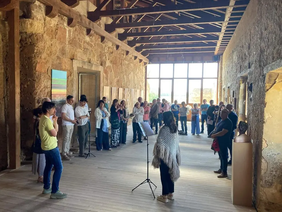 La muestra del colectivo LaborArte homenajea a las mujeres del Esla y&nbsp;se podr&aacute; ver en el claustro del monasterio hasta el 30 de junio.