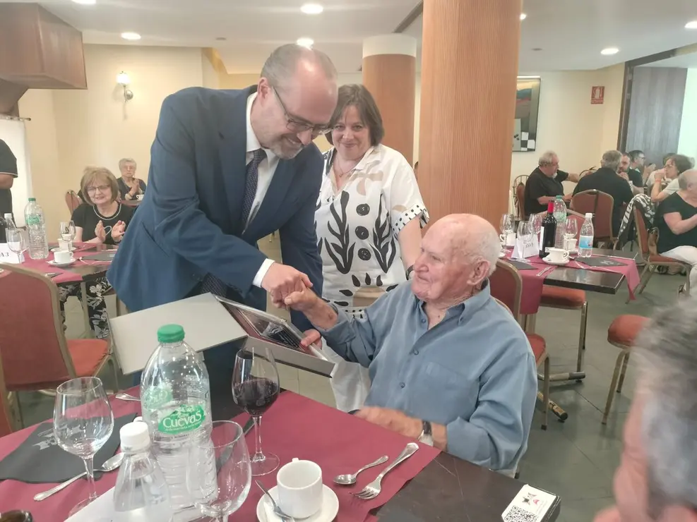 En el acto se entregaron tres placas conmemorativas a Avelina Garc&iacute;a Lago, Francisca Navas Collado y Manuel Prada Merayo, cada uno con 100 a&ntilde;os. Foto: Ayto. Ponferrada.
