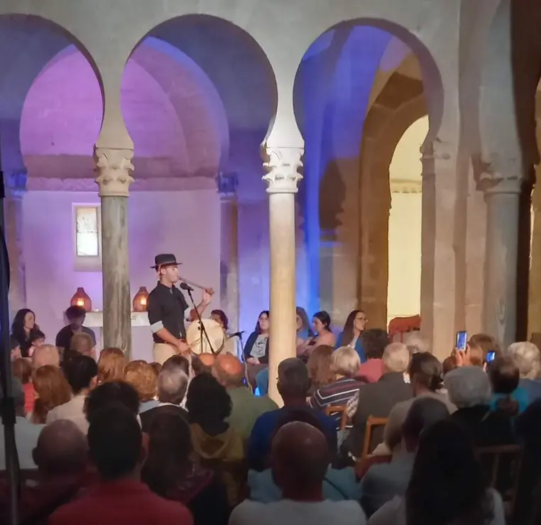 M&aacute;s de 200 personas llenaron la joya moz&aacute;rabe para disfrutar de una velada protagonizada por el singular pastor y m&uacute;sico de La Cabrera.