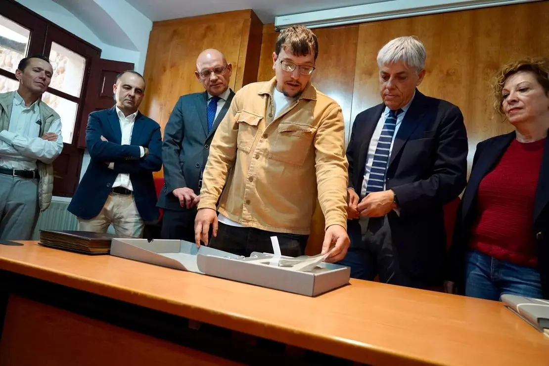 El delegado territorial de la Junta, Eduardo Diego, presenta el fondo documental &lsquo;Arias Navarro&rsquo;, en el marco de la Semana Internacional de los Archivos