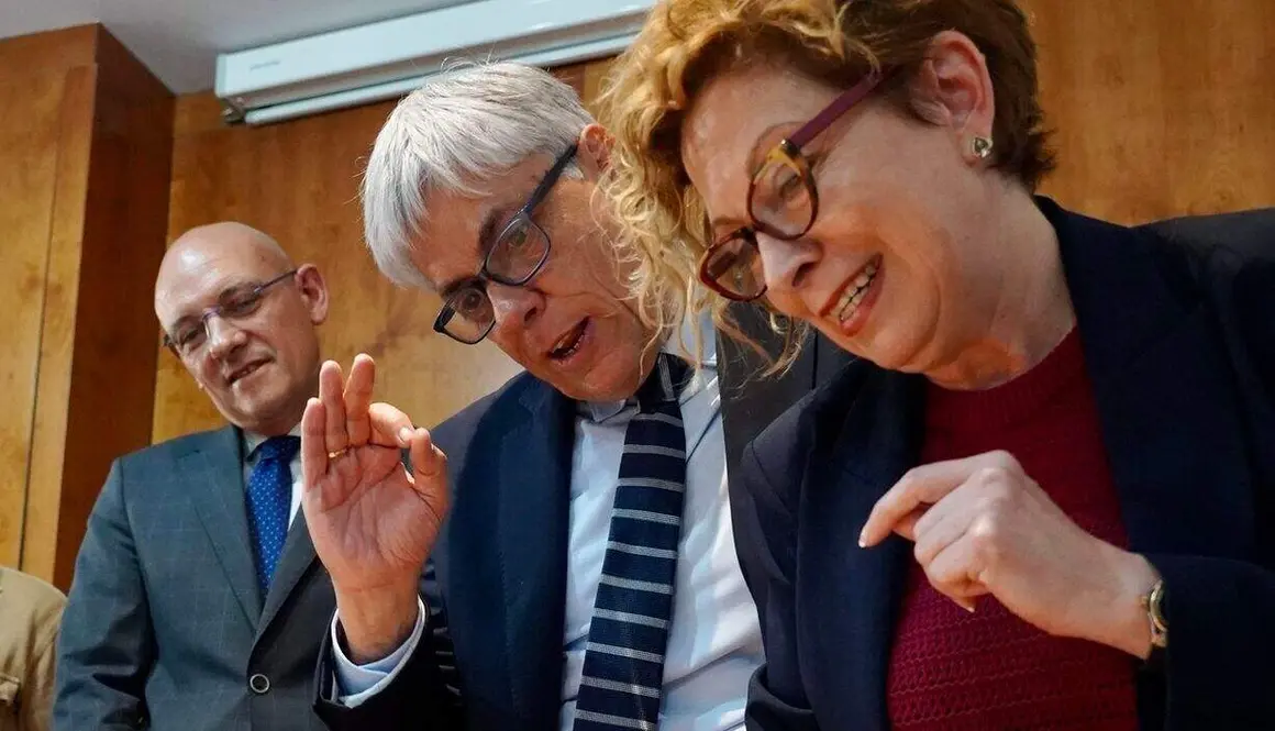 El delegado territorial de la Junta, Eduardo Diego, presenta el fondo documental &lsquo;Arias Navarro&rsquo;, en el marco de la Semana Internacional de los Archivos