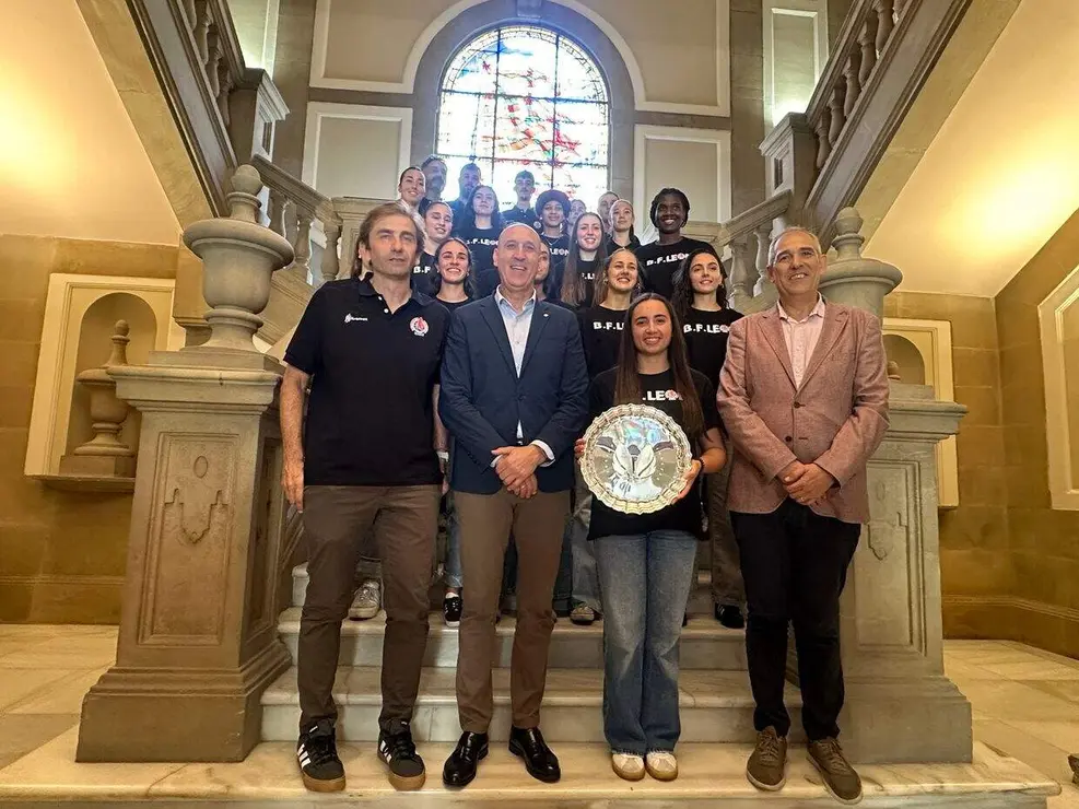 Jugadoras y cuerpo t&eacute;cnico del BF Le&oacute;n, este lunes en la recepci&oacute;n oficial en el Ayuntamiento con el alcalde, JA Diez y el concejal de Deportes, Vicente Canuria. Foto: Ayto. Le&oacute;n.