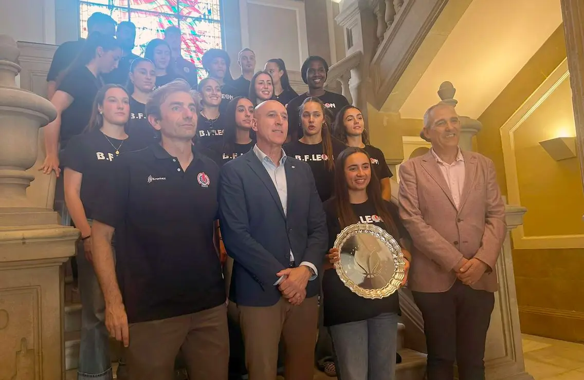 Jugadoras y cuerpo t&eacute;cnico del BF Le&oacute;n, este lunes en la recepci&oacute;n oficial en el Ayuntamiento con el alcalde, JA Diez y el concejal de Deportes, Vicente Canuria.