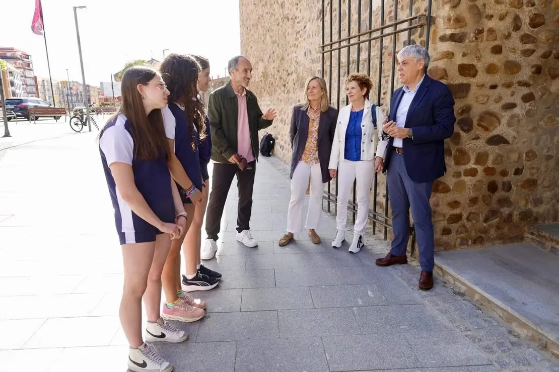 El delegado territorial de la Junta, Eduardo Diego; la directora del Archivo Hist&oacute;rico Provincial, Eva Merino, y el profesor Carlos Cuenllas, presentan la nueva imagen de la muralla, &lsquo;El leopardo de las nieves&rsquo;