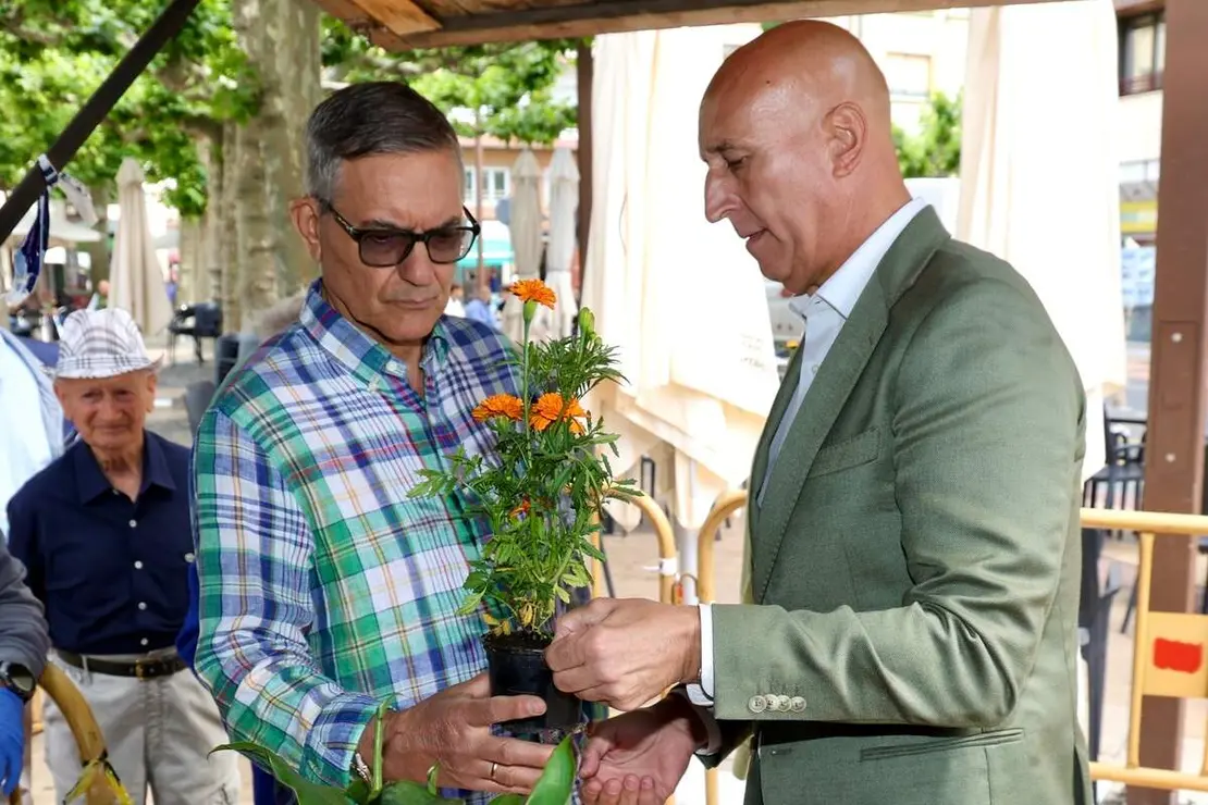 El alcalde de Le&oacute;n, Jos&eacute; Antonio Diez, participa en el reparto de plantas con motivo de los actos de conmemoraci&oacute;n del D&iacute;a Mundial del Medio Ambiente