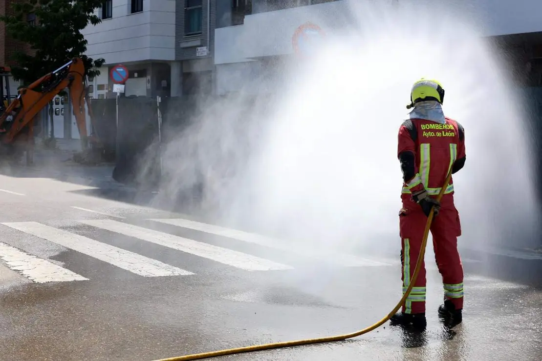 Fuga de gas originada por una excavadora en una obra en la calle Miguel Cordero del Campillo, que ha obligado a cortar la calle Joaqu&iacute;n Gonz&aacute;lez Vec&iacute;n de Le&oacute;n. Fotos: Campillo