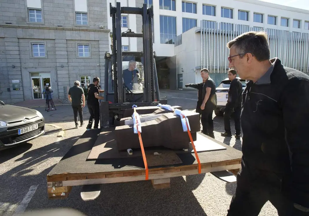 Llegada de las primeras piezas de la exposici&oacute;n 'Eduardo Chillida. Pensar con las manos' a la Ciuden. Foto: C&eacute;sar S&aacute;nchez.