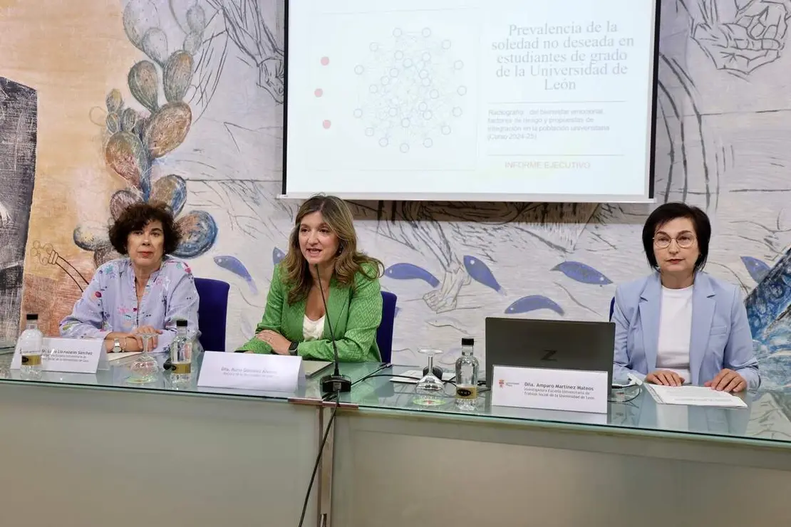La rectora de la Universidad de Le&oacute;n, Nuria Gonz&aacute;lez, presenta los resultados del estudio &lsquo;Prevalencia de la soledad no deseada en estudiantes de grado de la Universidad de Le&oacute;n&rsquo;, acompa&ntilde;ada por las investigadoras Amparo Mart&iacute;nez Mateos y Luc&iacute;a Llamzares S&aacute;nchez, integrantes del equipo de investigaci&oacute;n de la Escuela Universitaria de Trabajo Social y coautoras del estudio