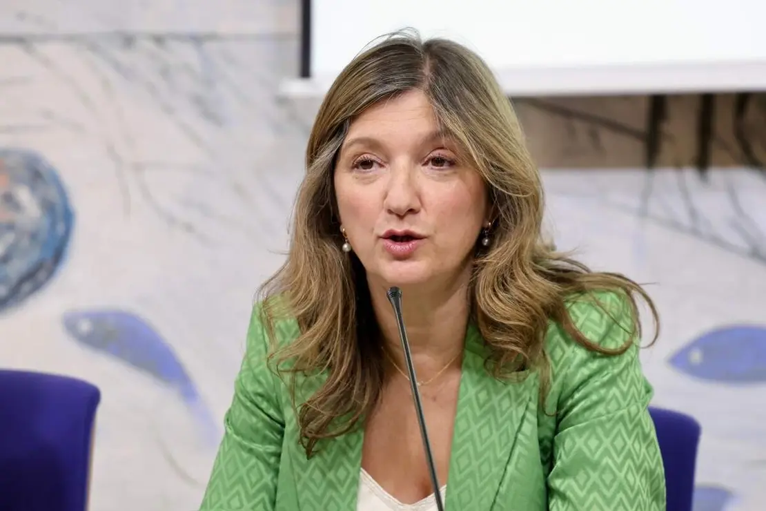 La rectora de la Universidad de Le&oacute;n, Nuria Gonz&aacute;lez, presenta los resultados del estudio &lsquo;Prevalencia de la soledad no deseada en estudiantes de grado de la Universidad de Le&oacute;n&rsquo;, acompa&ntilde;ada por las investigadoras Amparo Mart&iacute;nez Mateos y Luc&iacute;a Llamzares S&aacute;nchez, integrantes del equipo de investigaci&oacute;n de la Escuela Universitaria de Trabajo Social y coautoras del estudio