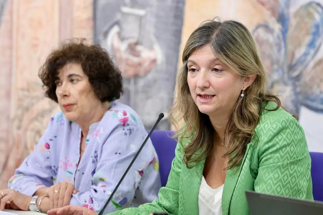 La rectora de la Universidad de Le&oacute;n, Nuria Gonz&aacute;lez, presenta los resultados del estudio &lsquo;Prevalencia de la soledad no deseada en estudiantes de grado de la Universidad de Le&oacute;n&rsquo;, acompa&ntilde;ada por las investigadoras Amparo Mart&iacute;nez Mateos y Luc&iacute;a Llamzares S&aacute;nchez, integrantes del equipo de investigaci&oacute;n de la Escuela Universitaria de Trabajo Social y coautoras del estudio