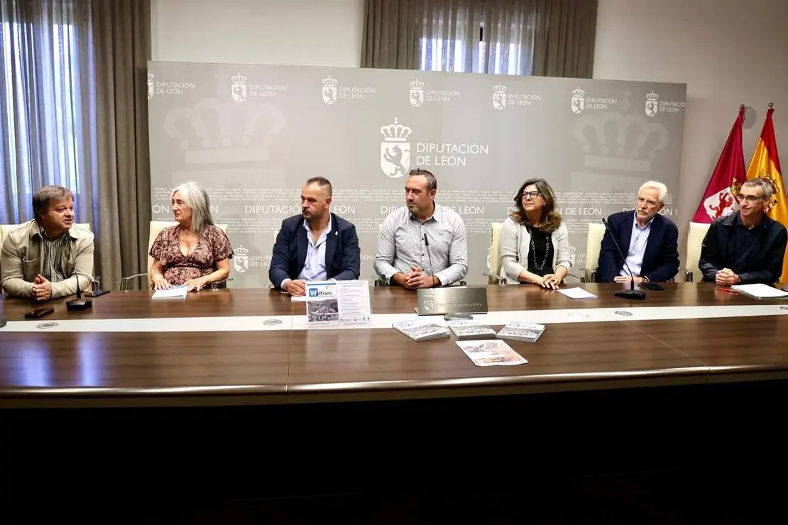 El vicepresidente de la Diputaci&oacute;n de Le&oacute;n para El Bierzo y alcalde de Corull&oacute;n, Luis Alberto Arias, y el diputado de Cultura, Arte y Patrimonio, Emilio Mart&iacute;nez, presentan la jornada &lsquo;El camino a la Monta&ntilde;a Negra del Wolfram&rsquo; y el libro &lsquo;Wolfram. El camino negro&rsquo;
