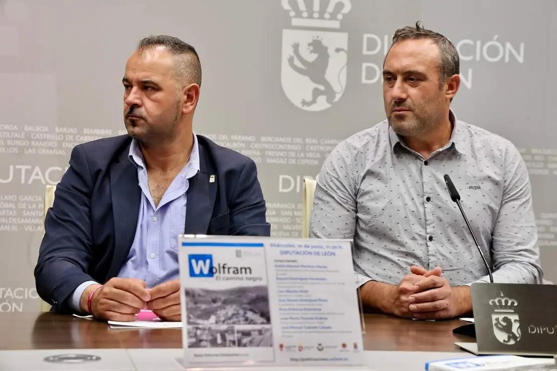 El vicepresidente de la Diputaci&oacute;n de Le&oacute;n para El Bierzo y alcalde de Corull&oacute;n, Luis Alberto Arias, y el diputado de Cultura, Arte y Patrimonio, Emilio Mart&iacute;nez, presentan la jornada &lsquo;El camino a la Monta&ntilde;a Negra del Wolfram&rsquo; y el libro &lsquo;Wolfram. El camino negro&rsquo;