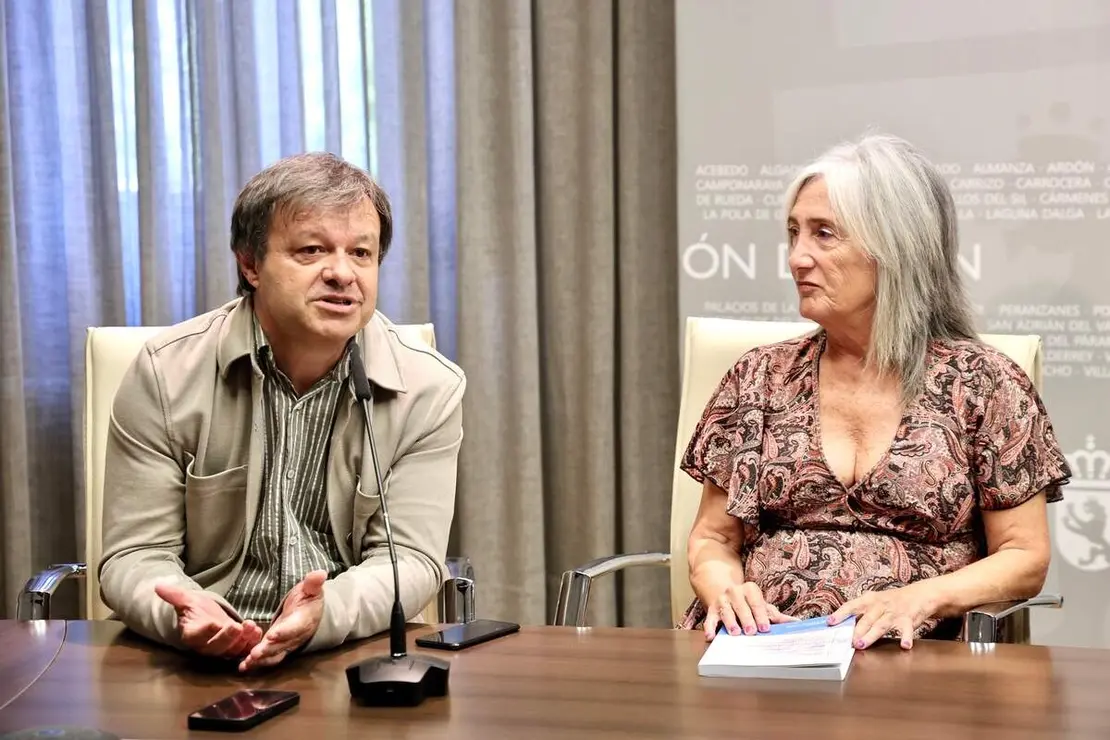 El vicepresidente de la Diputaci&oacute;n de Le&oacute;n para El Bierzo y alcalde de Corull&oacute;n, Luis Alberto Arias, y el diputado de Cultura, Arte y Patrimonio, Emilio Mart&iacute;nez, presentan la jornada &lsquo;El camino a la Monta&ntilde;a Negra del Wolfram&rsquo; y el libro &lsquo;Wolfram. El camino negro&rsquo;