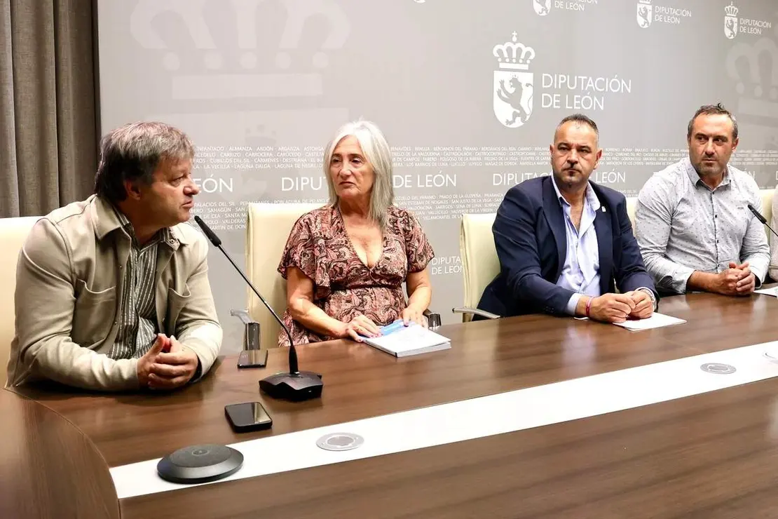 El vicepresidente de la Diputaci&oacute;n de Le&oacute;n para El Bierzo y alcalde de Corull&oacute;n, Luis Alberto Arias, y el diputado de Cultura, Arte y Patrimonio, Emilio Mart&iacute;nez, presentan la jornada &lsquo;El camino a la Monta&ntilde;a Negra del Wolfram&rsquo; y el libro &lsquo;Wolfram. El camino negro&rsquo;