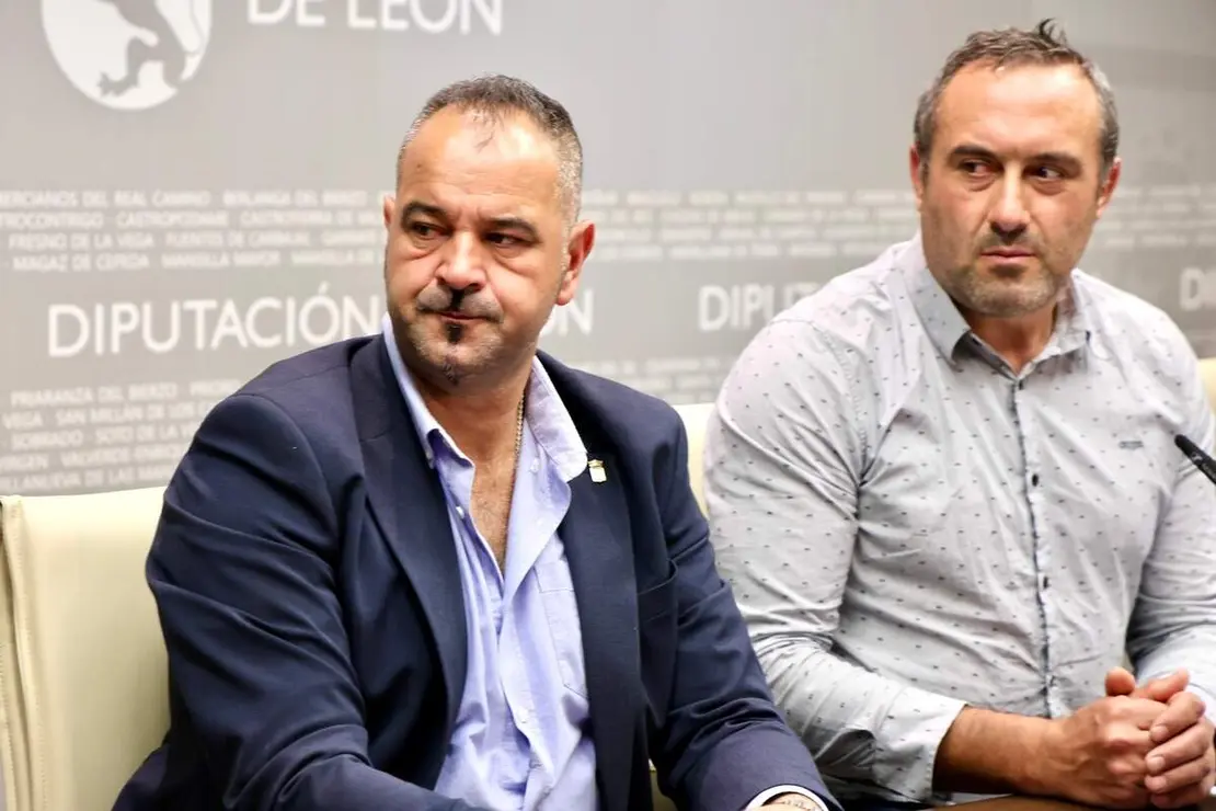 El vicepresidente de la Diputaci&oacute;n de Le&oacute;n para El Bierzo y alcalde de Corull&oacute;n, Luis Alberto Arias, y el diputado de Cultura, Arte y Patrimonio, Emilio Mart&iacute;nez, presentan la jornada &lsquo;El camino a la Monta&ntilde;a Negra del Wolfram&rsquo; y el libro &lsquo;Wolfram. El camino negro&rsquo;