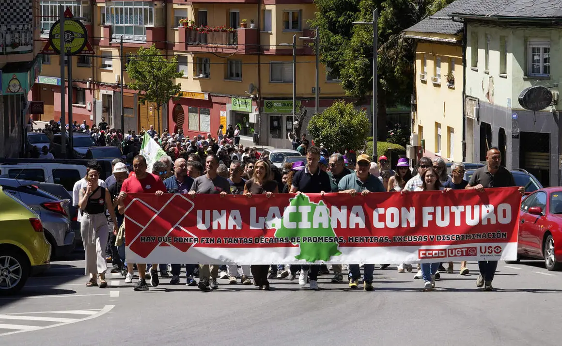 Paro de tres horas y manifestaci&oacute;n en Villablino (Le&oacute;n), bajo el lema &lsquo;Laciana merece futuro&rsquo;