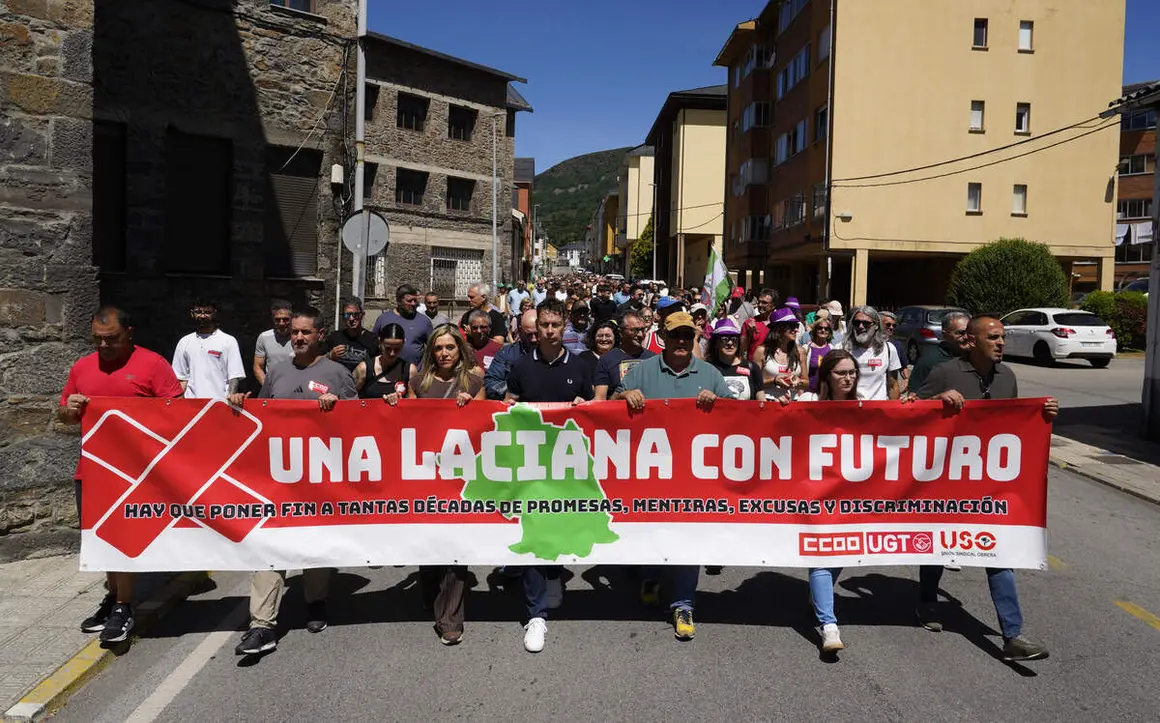 Paro de tres horas y manifestaci&oacute;n en Villablino (Le&oacute;n), bajo el lema &lsquo;Laciana merece futuro&rsquo;
