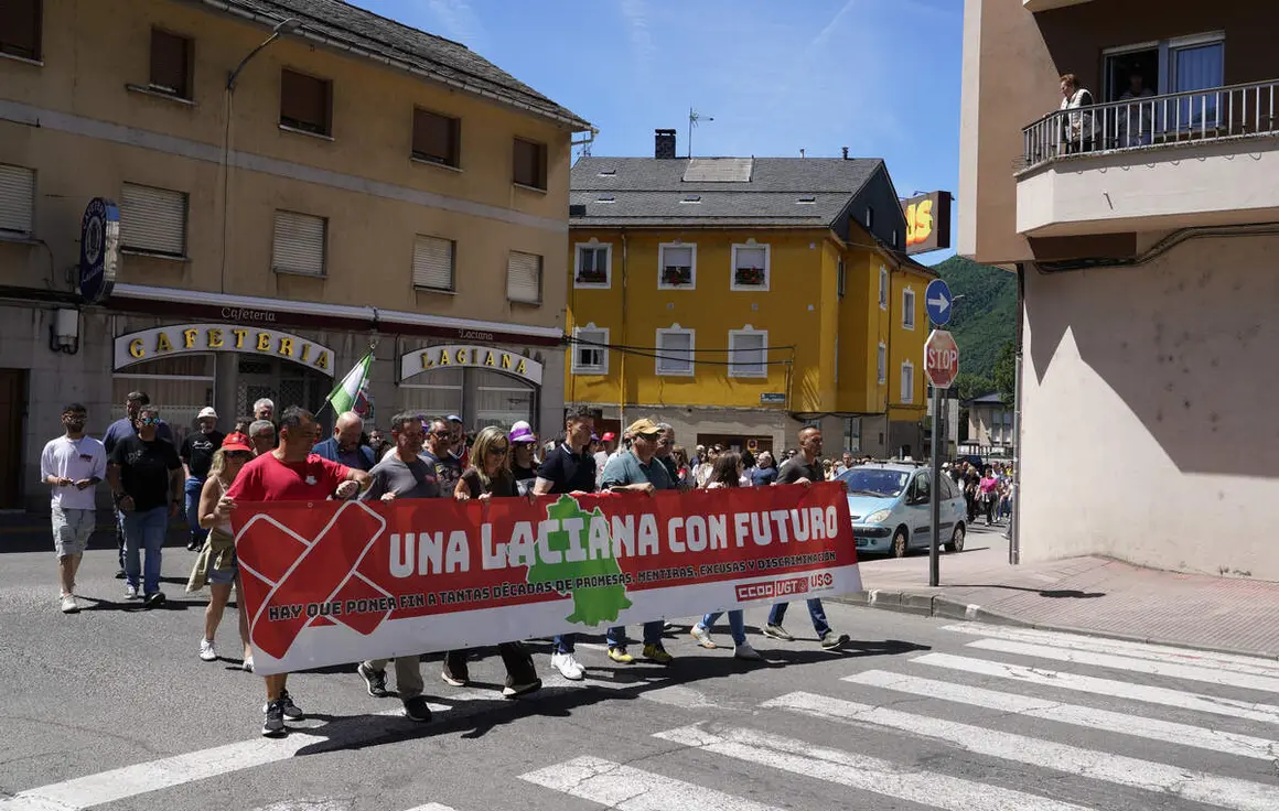 Paro de tres horas y manifestaci&oacute;n en Villablino (Le&oacute;n), bajo el lema &lsquo;Laciana merece futuro&rsquo;