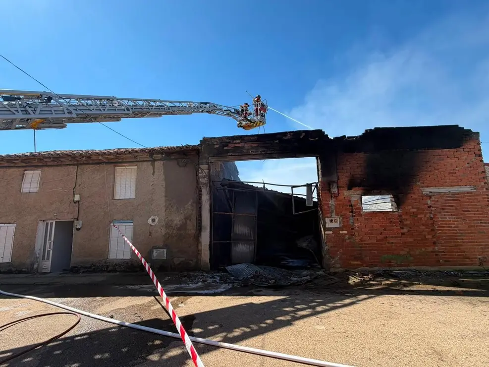 Un incendio en una nave agr&iacute;cola afecta a varias viviendas en Zotes del P&aacute;ramo. Los bomberos de la Diputaci&oacute;n de Le&oacute;n movilizaron efectivos de Valencia de Don Juan y Celada, con apoyo del Ayuntamiento de Le&oacute;n, para controlar el fuego.