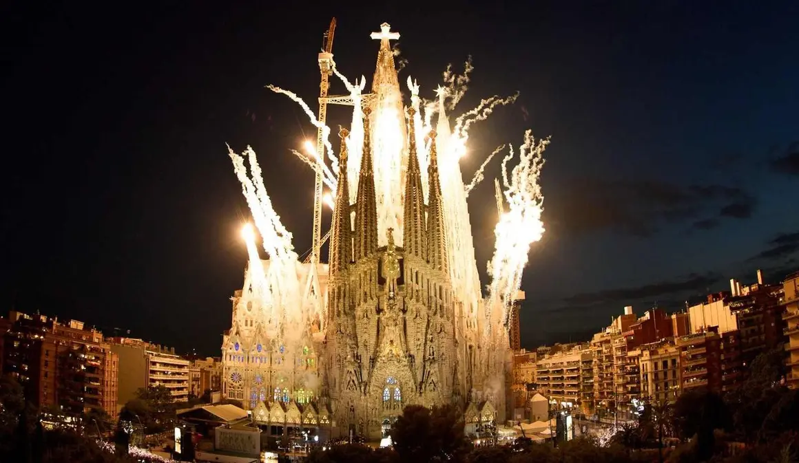 La cruz fabricada por Tvitec y Rold&aacute;n protagoniza la inauguraci&oacute;n de la torre de Jesucristo en el centenario de la muerte de Antoni Gaud&iacute;, durante una hist&oacute;rica visita del papa Le&oacute;n XIV a Barcelona
