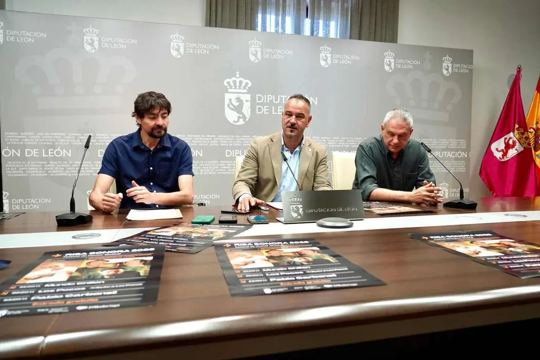 El diputado de Cultura, Arte y Patrimonio de la Diputaci&oacute;n de Le&oacute;n, Emilio Mart&iacute;nez, y el coordinador del Instituto Leon&eacute;s de Cultura, Emilio Gancedo, presentan el festival &lsquo;Risa Sonora&rsquo; en el Monasterio de Carracedo