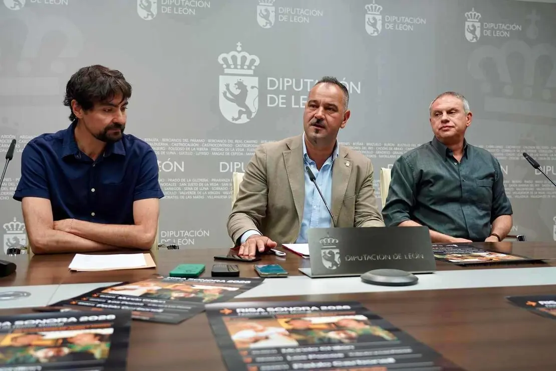 El diputado de Cultura, Arte y Patrimonio de la Diputaci&oacute;n de Le&oacute;n, Emilio Mart&iacute;nez, y el coordinador del Instituto Leon&eacute;s de Cultura, Emilio Gancedo, presentan el festival &lsquo;Risa Sonora&rsquo; en el Monasterio de Carracedo