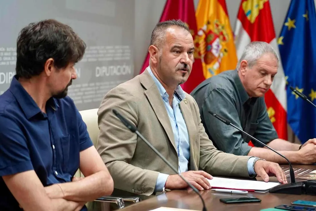 El diputado de Cultura, Arte y Patrimonio de la Diputaci&oacute;n de Le&oacute;n, Emilio Mart&iacute;nez, y el coordinador del Instituto Leon&eacute;s de Cultura, Emilio Gancedo, presentan el festival &lsquo;Risa Sonora&rsquo; en el Monasterio de Carracedo