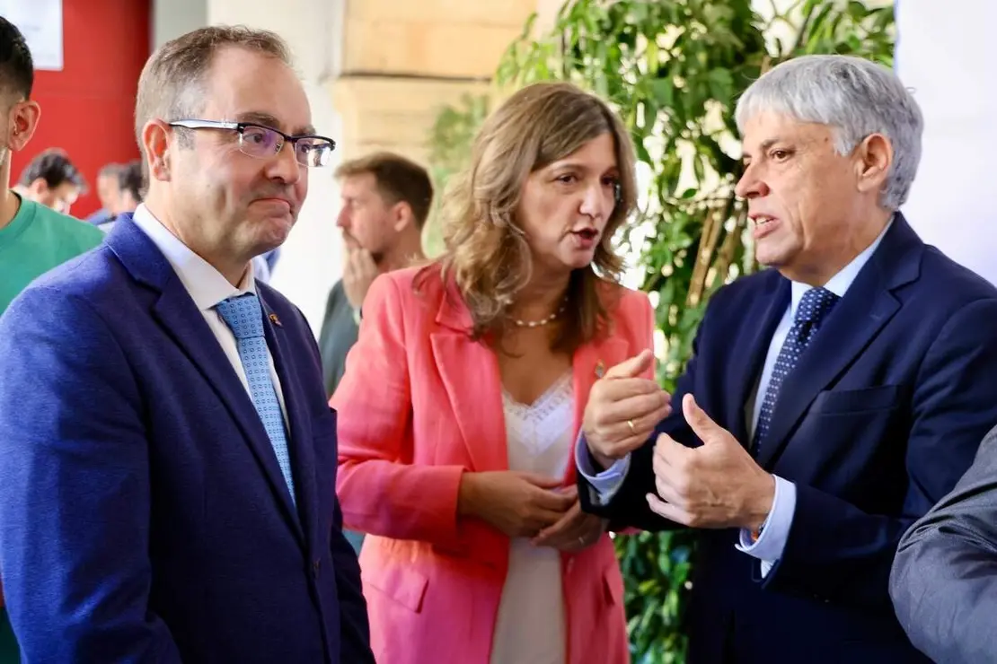 El viceconsejero de Transformaci&oacute;n Digital, Luis Enrique Ortega, y el alcalde de Le&oacute;n, Jos&eacute; Antonio Diez, inauguran la Jornada &lsquo;Tecnolog&iacute;as Cu&aacute;nticas, Seguridad y Defensa&rsquo;, organizada por el Centro de Supercomputaci&oacute;n de Castilla y Le&oacute;n