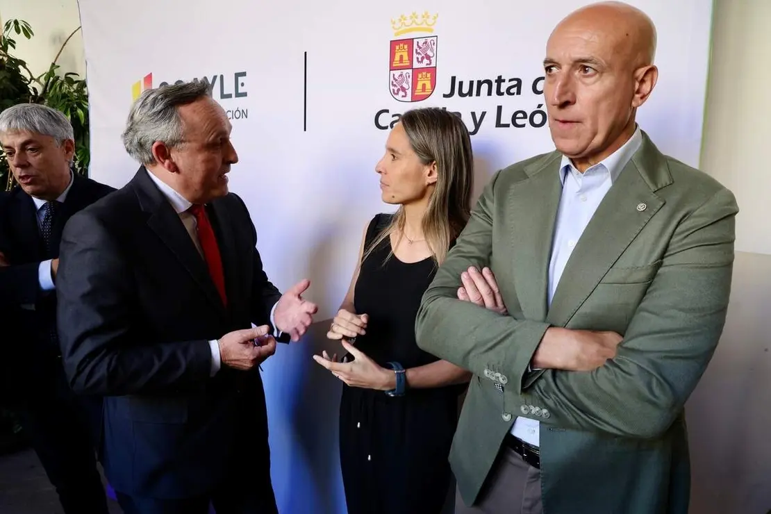 El viceconsejero de Transformaci&oacute;n Digital, Luis Enrique Ortega, y el alcalde de Le&oacute;n, Jos&eacute; Antonio Diez, inauguran la Jornada &lsquo;Tecnolog&iacute;as Cu&aacute;nticas, Seguridad y Defensa&rsquo;, organizada por el Centro de Supercomputaci&oacute;n de Castilla y Le&oacute;n