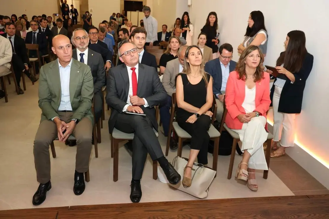 El viceconsejero de Transformaci&oacute;n Digital, Luis Enrique Ortega, y el alcalde de Le&oacute;n, Jos&eacute; Antonio Diez, inauguran la Jornada &lsquo;Tecnolog&iacute;as Cu&aacute;nticas, Seguridad y Defensa&rsquo;, organizada por el Centro de Supercomputaci&oacute;n de Castilla y Le&oacute;n