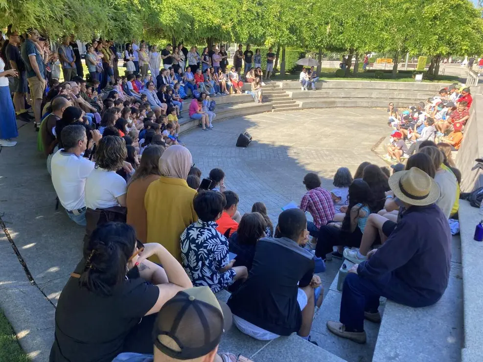 El anfiteatro de la Plaza de San Marcos se convirti&oacute; este jueves en un espacio de encuentro para la poes&iacute;a, la educaci&oacute;n y la concienciaci&oacute;n ambiental. M&aacute;s de 200 personas participaron en la actividad "Poes&iacute;a del bosque", una iniciativa impulsada por el CEIP San Isidoro.