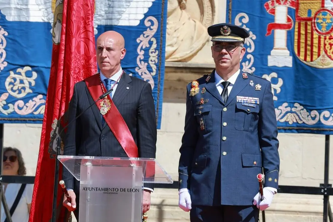 El alcalde de Le&oacute;n, Jos&eacute; Antonio Diez, preside el acto de entrega del t&iacute;tulo de Hijos Adoptivos de la Ciudad de Le&oacute;n al cuerpo docente y alumnado de la Academia B&aacute;sica del Aire y del Espacio
