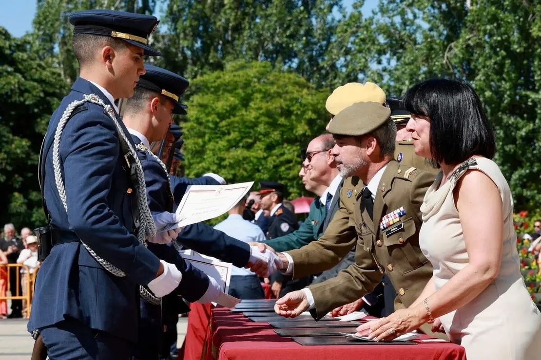 El alcalde de Le&oacute;n, Jos&eacute; Antonio Diez, preside el acto de entrega del t&iacute;tulo de Hijos Adoptivos de la Ciudad de Le&oacute;n al cuerpo docente y alumnado de la Academia B&aacute;sica del Aire y del Espacio