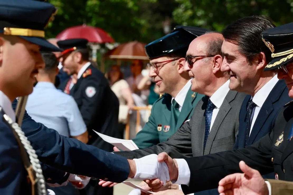 El alcalde de Le&oacute;n, Jos&eacute; Antonio Diez, preside el acto de entrega del t&iacute;tulo de Hijos Adoptivos de la Ciudad de Le&oacute;n al cuerpo docente y alumnado de la Academia B&aacute;sica del Aire y del Espacio