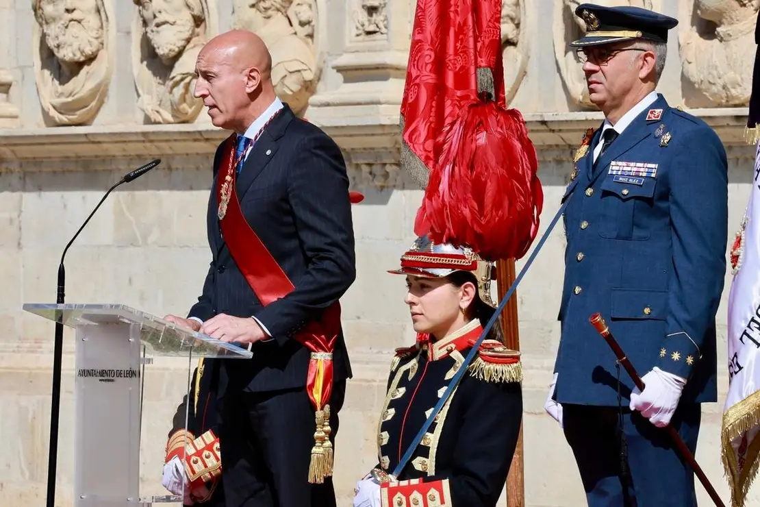 El alcalde de Le&oacute;n, Jos&eacute; Antonio Diez, preside el acto de entrega del t&iacute;tulo de Hijos Adoptivos de la Ciudad de Le&oacute;n al cuerpo docente y alumnado de la Academia B&aacute;sica del Aire y del Espacio