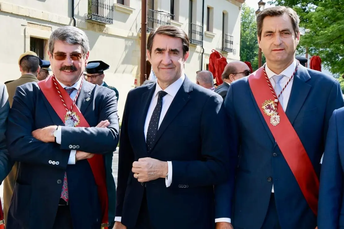 El alcalde de Le&oacute;n, Jos&eacute; Antonio Diez, preside el acto de entrega del t&iacute;tulo de Hijos Adoptivos de la Ciudad de Le&oacute;n al cuerpo docente y alumnado de la Academia B&aacute;sica del Aire y del Espacio
