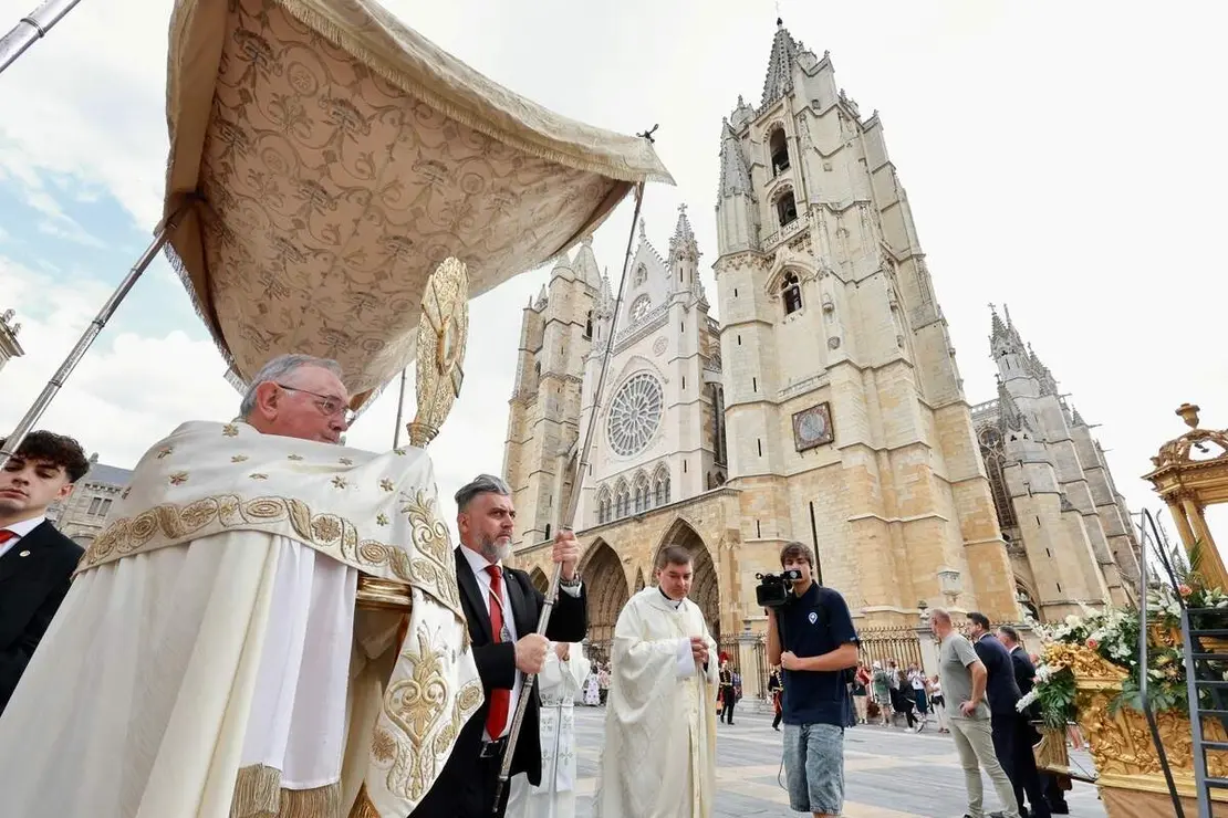 La corporaci&oacute;n municipal del Ayuntamiento de Le&oacute;n, encabezada por el alcalde, Jos&eacute; Antonio Diez, asiste a la eucarist&iacute;a y a la procesi&oacute;n con motivo de la celebraci&oacute;n del Corpus Christi