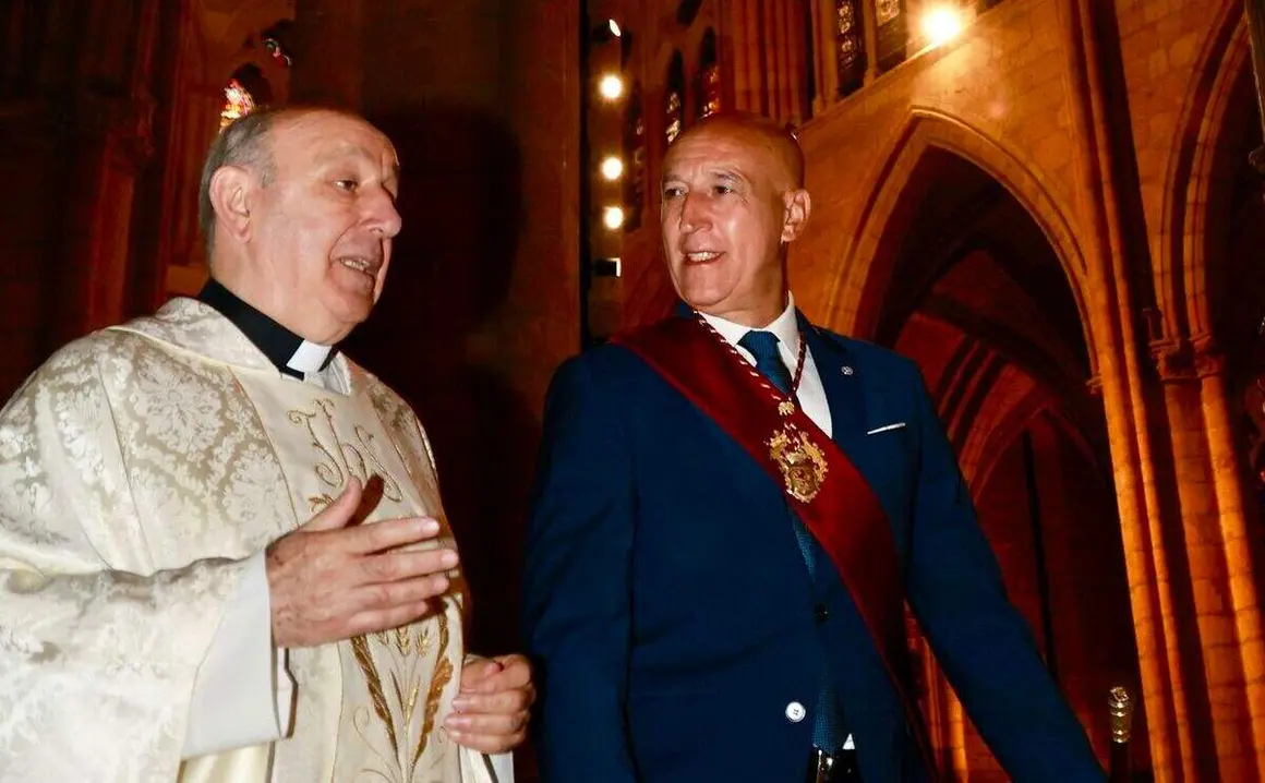 La corporaci&oacute;n municipal del Ayuntamiento de Le&oacute;n, encabezada por el alcalde, Jos&eacute; Antonio Diez, asiste a la eucarist&iacute;a y a la procesi&oacute;n con motivo de la celebraci&oacute;n del Corpus Christi