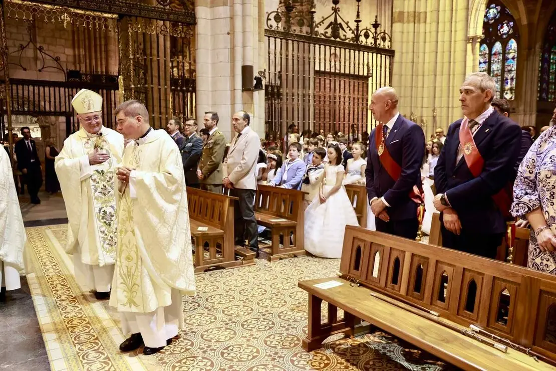 La corporaci&oacute;n municipal del Ayuntamiento de Le&oacute;n, encabezada por el alcalde, Jos&eacute; Antonio Diez, asiste a la eucarist&iacute;a y a la procesi&oacute;n con motivo de la celebraci&oacute;n del Corpus Christi