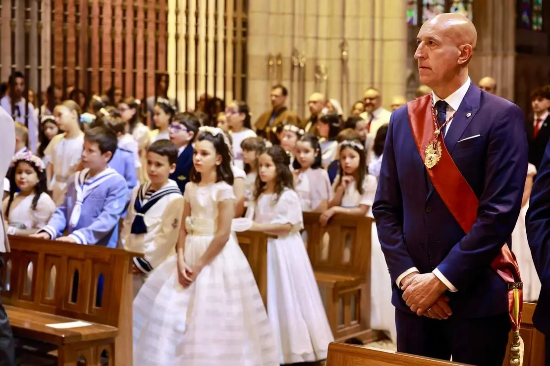 La corporaci&oacute;n municipal del Ayuntamiento de Le&oacute;n, encabezada por el alcalde, Jos&eacute; Antonio Diez, asiste a la eucarist&iacute;a y a la procesi&oacute;n con motivo de la celebraci&oacute;n del Corpus Christi