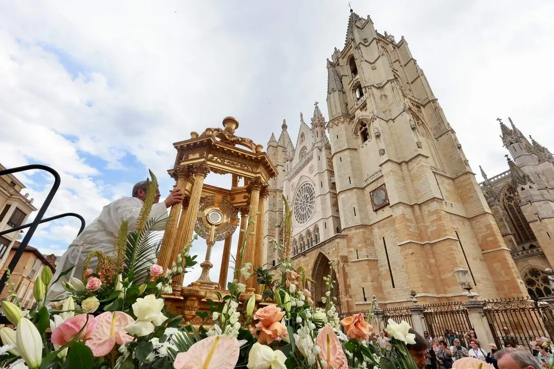La corporaci&oacute;n municipal del Ayuntamiento de Le&oacute;n, encabezada por el alcalde, Jos&eacute; Antonio Diez, asiste a la eucarist&iacute;a y a la procesi&oacute;n con motivo de la celebraci&oacute;n del Corpus Christi