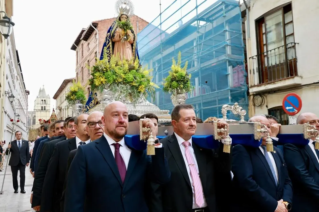 La corporaci&oacute;n municipal del Ayuntamiento de Le&oacute;n, encabezada por el alcalde, Jos&eacute; Antonio Diez, asiste a la eucarist&iacute;a y a la procesi&oacute;n con motivo de la celebraci&oacute;n del Corpus Christi