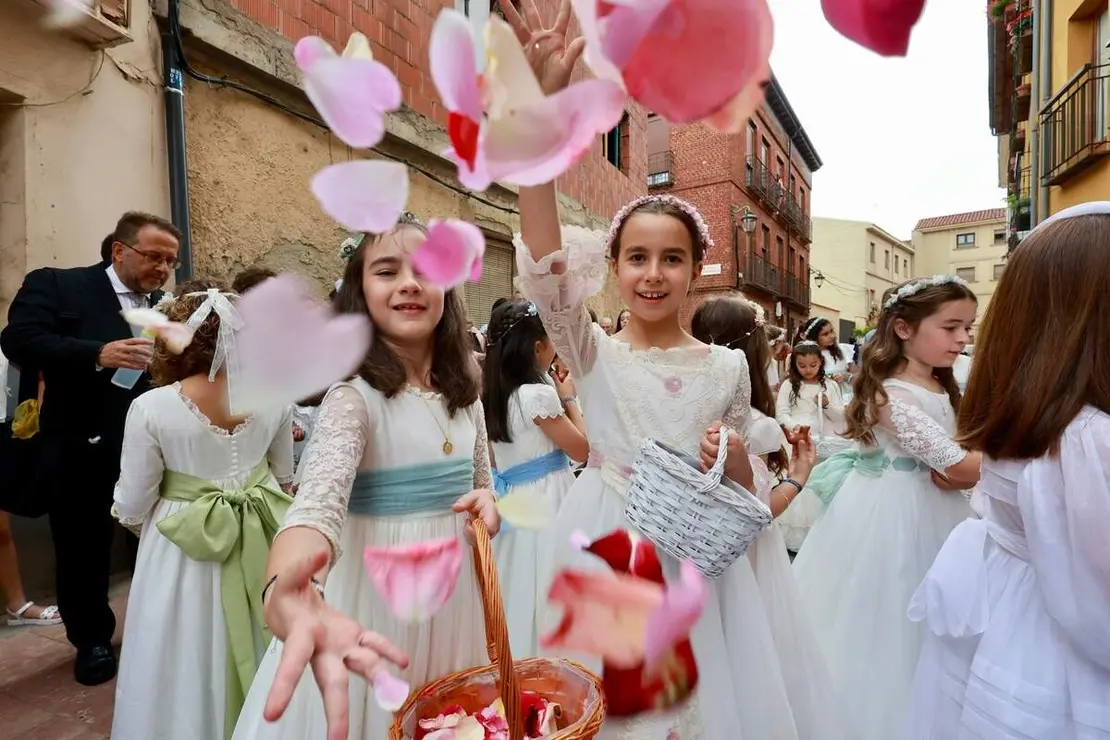 La corporaci&oacute;n municipal del Ayuntamiento de Le&oacute;n, encabezada por el alcalde, Jos&eacute; Antonio Diez, asiste a la eucarist&iacute;a y a la procesi&oacute;n con motivo de la celebraci&oacute;n del Corpus Christi