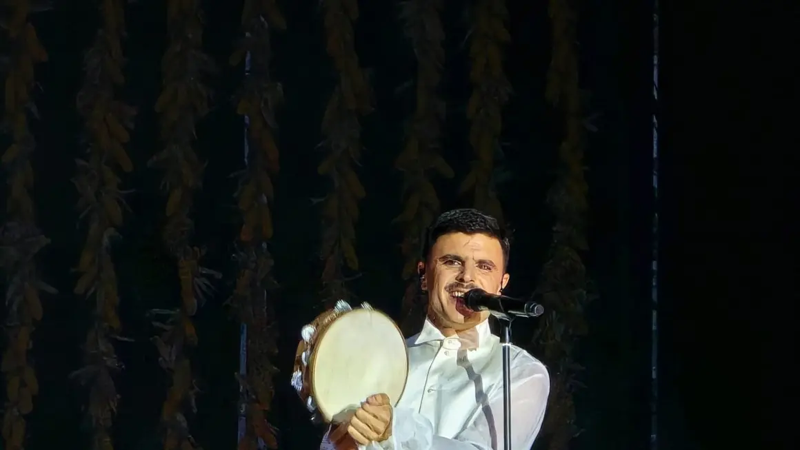 Rodrigo Cuevas conquista Le&oacute;n ante m&aacute;s de 2.000 espectadores en la antesala de las fiestas de San Juan y San Pedro. El artista asturiano llen&oacute; la explanada del Palacio de Exposiciones en una noche marcada por el &eacute;xito de convocatoria y una propuesta esc&eacute;nica que resisti&oacute; la amenaza de lluvia. Fotos: Carlos Calvo