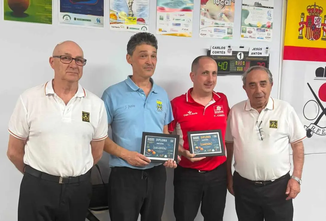 Carlos Ant&oacute;n se impone en Astorga en una emocionante final de la Liga Regional de Billar a Tres Bandas. El jugador soriano venci&oacute; por un ajustado 40 a 38 al berciano Jes&uacute;s Cort&eacute;s en una competici&oacute;n que reuni&oacute; a m&aacute;s de un centenar de participantes de toda Castilla y Le&oacute;n.